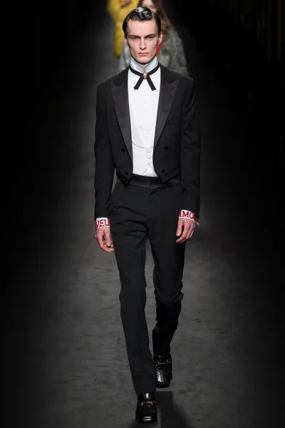 Look 32